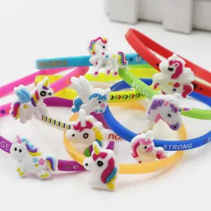 Vista dettagliata di braccialetti unicorno in silicone colorati con testi ispiratori