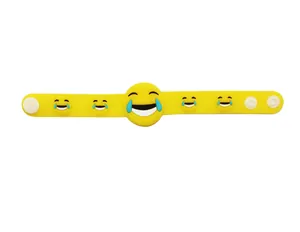 Détail d'un bracelet en silicone jaune avec plusieurs visages emoji 3D riant aux larmes