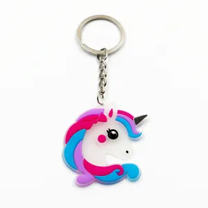 Detailaufnahme eines farbenfrohen Einhorn-Schlüsselanhängers aus weichem PVC-Material
