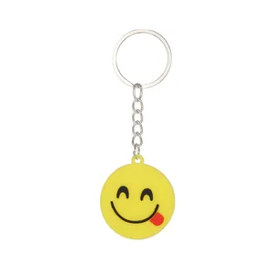 Dettaglio del portachiavi smiley giallo in silicone con emoji linguaccia per borsa
