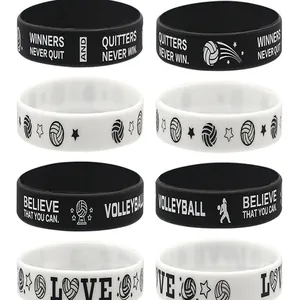 Gros plan sur des bracelets en silicone de volleyball noir et blanc avec slogans motivants.
