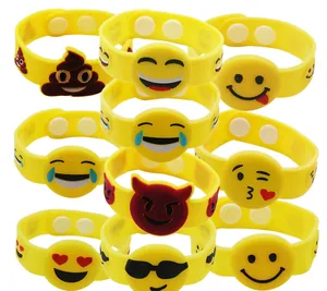 Vue détaillée de neuf bracelets en silicone PVC jaune avec divers motifs d'emoji.