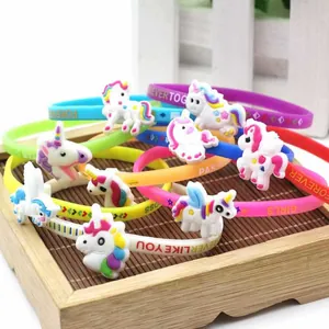 Vista dettagliata di braccialetti unicorno in silicone colorato con citazioni ispiratrici