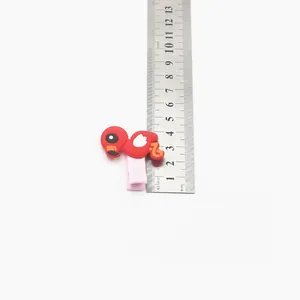 Dettaglio del fermaglio per capelli fenicottero in PVC con righello per la misura