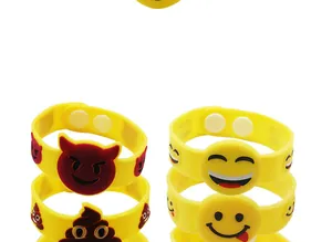 Gros plan de bracelets en silicone jaunes avec diverses expressions d'emoji en 3D.