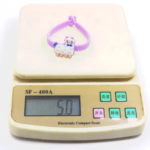 Nahaufnahme eines lila Alpaka-PVC-Armbands, das 5,0 Gramm auf einer Digitalwaage wiegt.