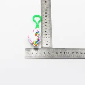 Misurazione dettagliata delle dimensioni del portachiavi unicorno in PVC con LED