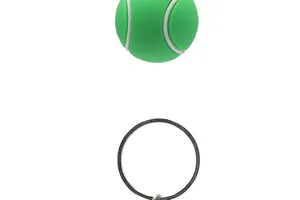 Nahaufnahme von grünem Silikon-Tennisball-Schlüsselanhänger mit Metallringdetail.