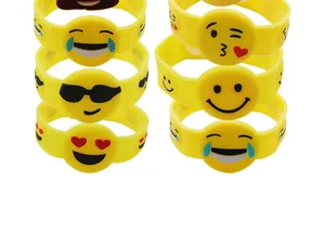 Gros plan de bracelets en silicone jaunes avec divers motifs emoji classiques.