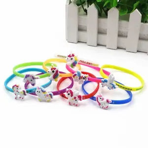 Vista dettagliata di braccialetti in silicone a forma di unicorno con testi motivazionali