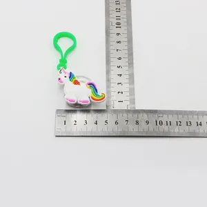 Misurazione dettagliata delle dimensioni di un portachiavi unicorno in PVC arcobaleno