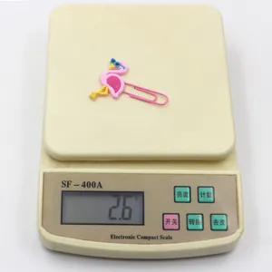Graffetta a forma di fenicottero rosa in PVC da 2,6 g su bilancia digitale precisa