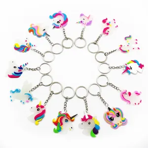 Detailansicht von leuchtenden PVC-Einhorn-Schlüsselanhängern in verschiedenen Designs