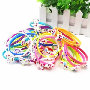 Primo piano di braccialetti unicorno in silicone colorati con testi ispiratori stampati