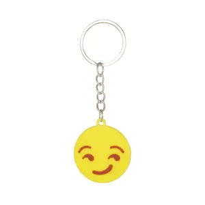 Vista dettagliata di un portachiavi emoji faccina sorridente in silicone giallo per borsa