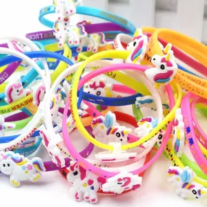 Dettaglio dei braccialetti unicorno in silicone con citazioni ispiratrici incise