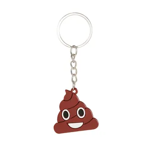 Dettaglio di un portachiavi a forma di emoji cacca sorridente marrone con anello argento