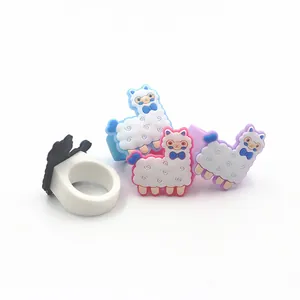 Drei bunte Alpaka PVC Ringe Set für Damen, niedlicher Cartoon Tier Schmuck auf weißem Grund