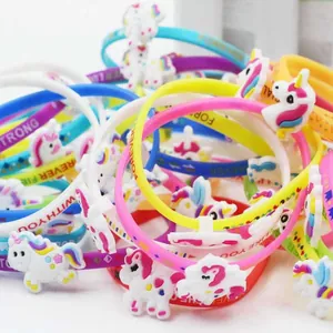 Dettaglio di braccialetti in silicone con unicorni e messaggi motivazionali.