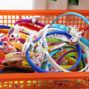 Dettaglio ravvicinato di braccialetti unicorno in silicone colorati con scritte in inglese
