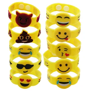 Ensemble de bracelets en silicone jaune avec des icônes emoji populaires