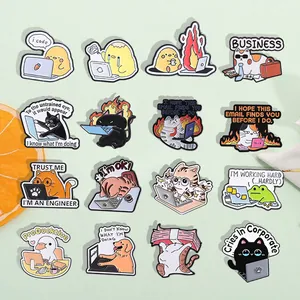 Detailansicht von 16 süßen Tier-Emaille-Pins mit humorvollen Sprüchen zum Arbeitsleben