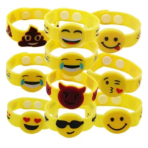 Bracelets en silicone jaunes avec divers visages emoji amusants pour cadeaux de fête.