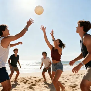 Adolescents jouant au volleyball sur la plage portant des bracelets de sport en silicone