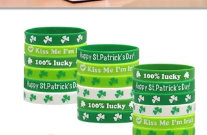 Gros plan de bracelets en silicone verts pour la Saint-Patrick avec motifs de trèfles