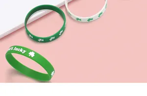 Détail de bracelets en silicone trèfle vert et blanc pour la Saint-Patrick
