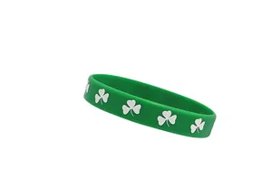 Vue détaillée du bracelet en silicone vert avec trèfles blancs pour la Saint-Patrick