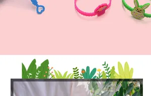 Primo piano di braccialetti pasquali in silicone con ciondoli a forma di coniglio