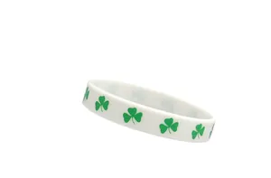 Gros plan d'un bracelet en silicone blanc avec des trèfles verts pour la Saint-Patrick