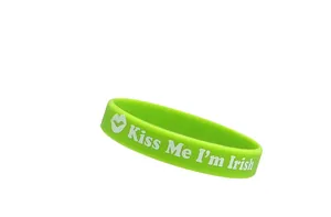 Détail du bracelet en silicone vert avec texte blanc Kiss Me I'm Irish pour la Saint-Patrick.