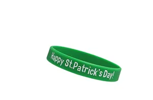 Gros plan d'un bracelet en silicone vert imprimé Happy St. Patrick's Day