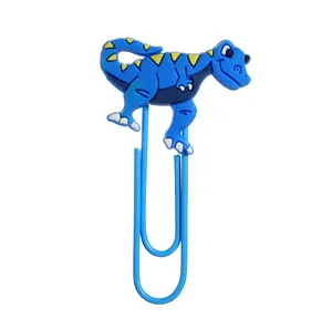 Detailansicht einer großen blauen PVC-Cartoon-Dinosaurier-Büroklammer als Lesezeichen