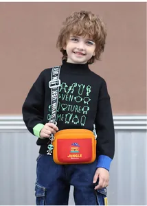 Portachiavi astronauta in PVC attaccato a una borsa a tracolla per bambini
