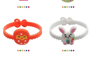 Vista dettagliata dei braccialetti pasquali in PVC con disegni di pulcini e conigli