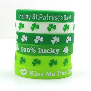 Ensemble de bracelets en silicone pour la Saint-Patrick avec trèfles verts et motifs porte-bonheur.