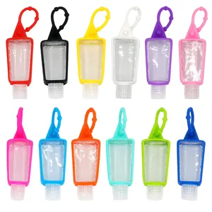 Vue détaillée de bouteilles de désinfectant pour mains 30ml trapézoïdales avec étuis en silicone