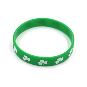 Bracelet en silicone vert avec motifs trèfle blanc pour cadeau de la Saint-Patrick