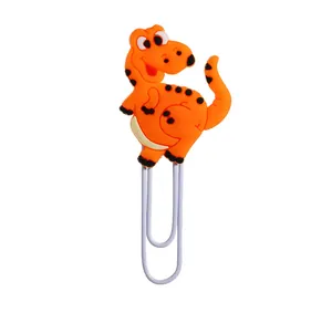 Nahaufnahme des orangefarbenen PVC-Dino-Lesezeichens auf einer Büroklammer
