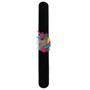 Zwarte siliconen slap-armband met schattige lichtgevende eenhoorn decoratie.