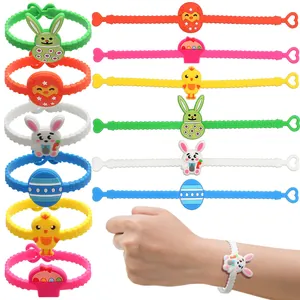 Braccialetti colorati in silicone pasquale con ciondoli a forma di coniglio e uovo