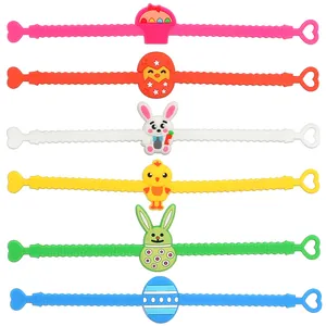 Set di braccialetti pasquali in silicone colorati con motivi a coniglio, pulcino e uovo.