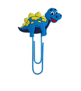 Detail eines niedlichen blauen Cartoon-Dinosaurier-Büroklammer-Lesezeichens aus PVC.