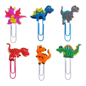 Set aus sechs bunten Cartoon-Dinosaurier-Büroklammern und kreativen PVC-Lesezeichen.