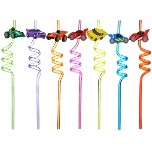 Gros plan de pailles en spirale colorées avec divers charms de voitures de course