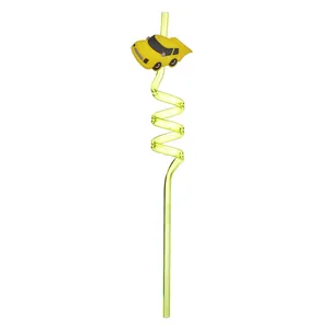 Vue détaillée de la décoration voiture de course jaune sur paille en spirale verte