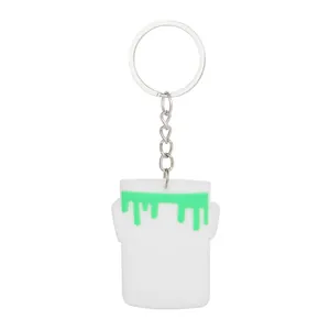 Vista dettagliata del portachiavi in PVC a forma di secchio di vernice bianco e verde